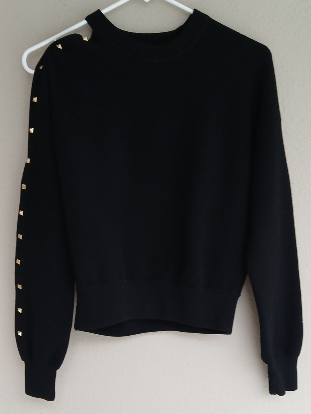 Alice + Olivia Michael Crewneck Pullover with Cut Shoulder in BLACK XS - Picture 2 of 8